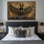 Cuadro Silencio de Anubis en formato horizontal con colores Dorado, Marrón, Negro; Decorando pared de Habitación dormitorio