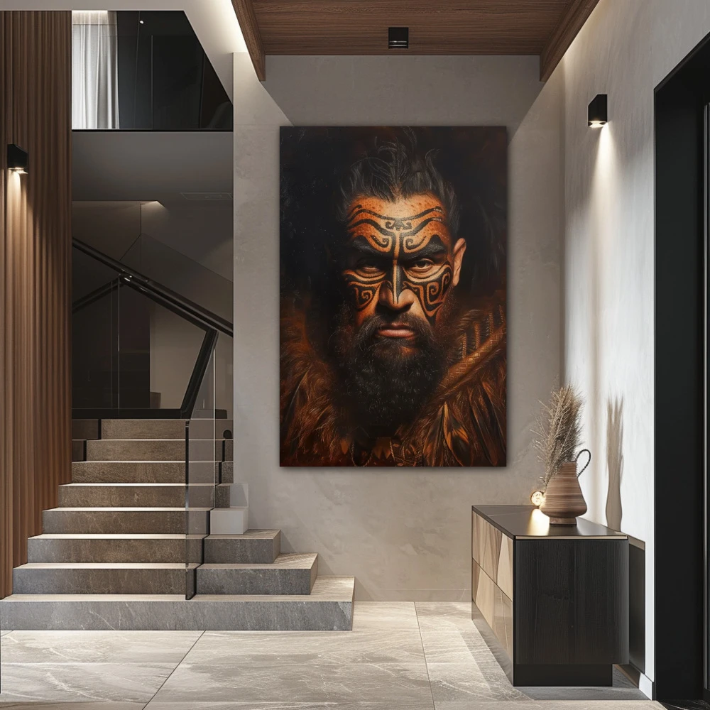Cuadro retrato de guerrero maorí en formato vertical con colores marrón, negro; decorando pared de escalera