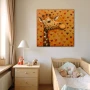 Cuadro Sueños de Jirafa Amorosa en formato cuadrado con colores Marrón, Naranja, Rojo; Decorando pared de Dormitorio Bebe