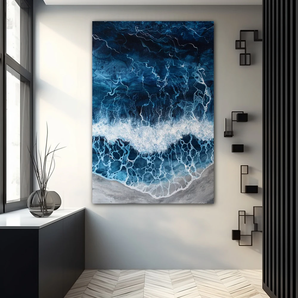 Cuadro sueños de espuma marina en formato vertical con colores blanco, gris, azul marino; decorando pared gris