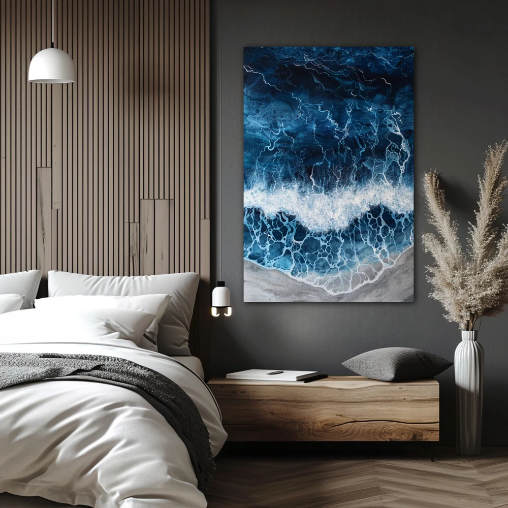 Cuadro sueños de espuma marina en formato vertical con colores blanco, gris, azul marino; decorando pared de habitación dormitorio